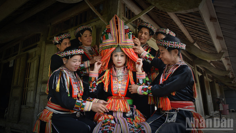 Trang phục cô dâu của phụ nữ Dao đỏ ở Tân Lĩnh, Lào Cai.