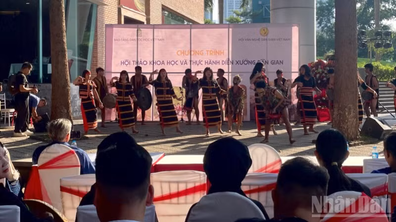 Trình diễn cồng chiêng và vũ điệu xoang. 