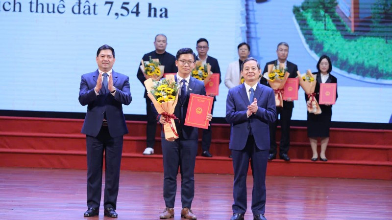 Bí thư Tỉnh ủy Bắc Ninh Nguyễn Hồng Thái và Chủ tịch Ủy ban nhân dân tỉnh Phạm Hoàng Sơn trao Quyết định chấp thuận chủ trương đầu tư dự án hạ tầng khu công nghiệp.