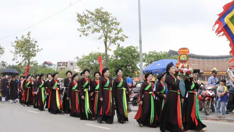Các liền chị quan họ tham gia rước lễ tại lễ hội đền Vua Bà.
