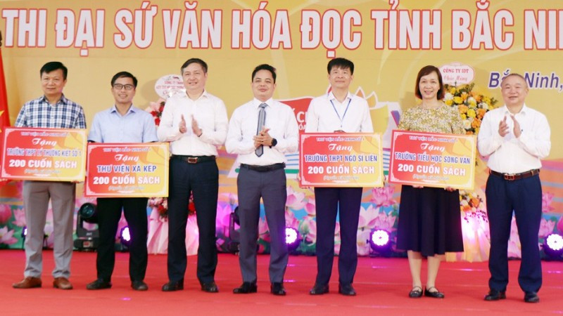 Ban tổ chức trao tặng sách các đơn vị, trường học nhằm khuyến khích, phát triển thói quen đọc sách trong học sinh và cộng đồng.