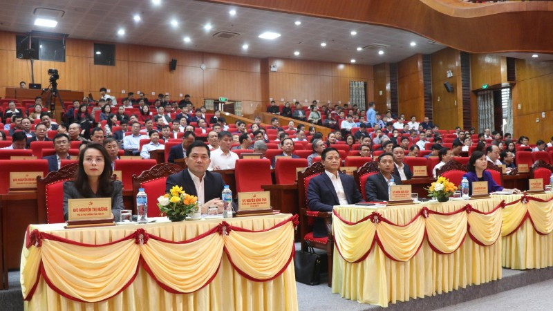 Các đại biểu tham dự trực tiếp tại Trung tâm Hội nghị tỉnh.