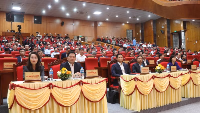 Các đại biểu tham dự trực tiếp tại Trung tâm Hội nghị tỉnh.