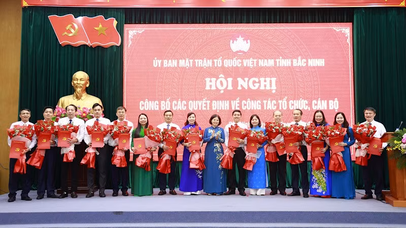 Phó Bí thư Tỉnh ủy Bắc Ninh Nguyễn Hương Giang trao quyết định và tặng hoa Ban Chấp hành Đảng bộ Mặt trận Tổ quốc tỉnh.