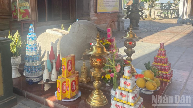 Tượng voi đá được phụng thờ trong Đền A Sào. 