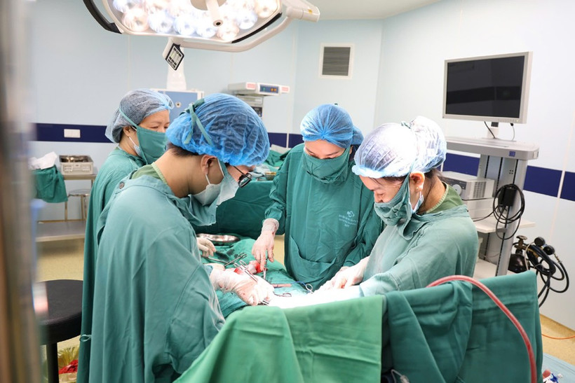 Các y, bác sĩ tiến hành phẫu thuật cho chị N.T.H có khối u xơ nặng 3,3 kg.