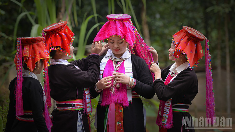 Cô dâu Đặng Thị Dần (thôn Làng Đẩu, xã Phúc Khánh, tỉnh Lào Cai) trong ngày cưới. (Ảnh: Đặng Vũ Linh) 