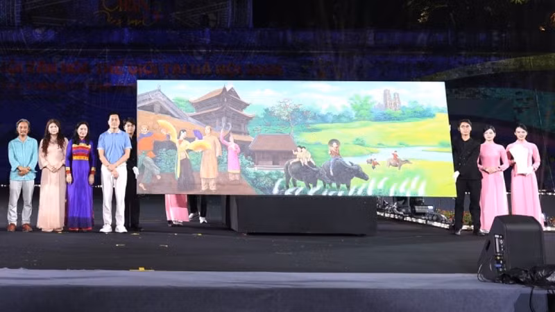 Bức tranh khổ lớn ‘’Điệu chèo cổ và tiếng sáo diều trên cánh đồng vàng’’ của họa sĩ Ngô Bá Hoàng đã được một đại diện của SHB và T&T - đơn vị đồng hành tài trợ cho chương trình thắng đấu giá với số tiền lên tới 1 tỷ đồng trong phiên đấu giá thiện nguyện. (Ảnh: TL)