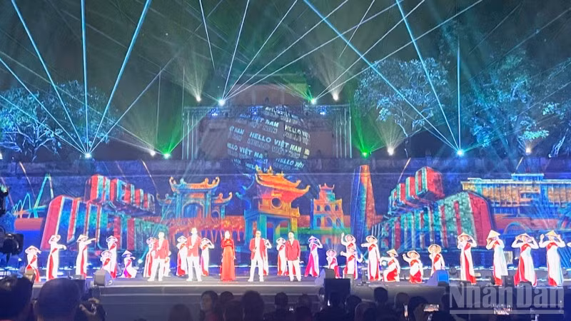 Chương trình nghệ thuật bế mạc Lễ hội Văn hóa thế giới tại Hà Nội lần thứ nhất. 