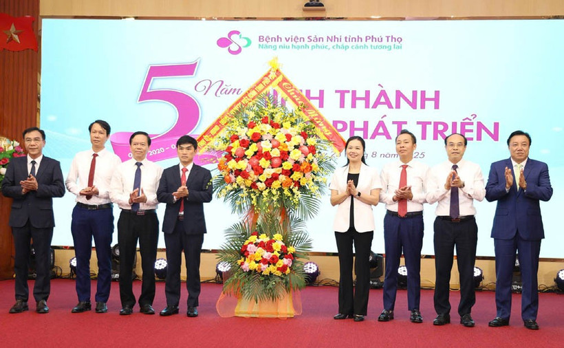 Lãnh đạo tỉnh Phú Thọ tặng hoa chúc mừng 5 năm thành lập Bệnh viện Sản Nhi Phú Thọ.