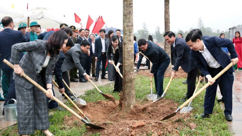 Các đồng chí lãnh đạo tỉnh Bắc Ninh tham gia trồng cây xanh trong khuôn viên dự án Đền Thờ Bác Hồ. 