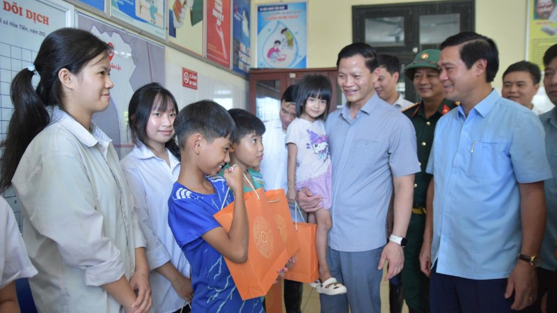 Các đồng chí lãnh đạo tỉnh Bắc Ninh tặng quà trung thu các cháu nhỏ vùng lũ xã Tam Giang.