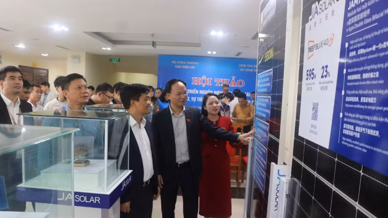 Các đại biểu tham quan gian trưng bày về sản phẩm năng lượng mặt trời.