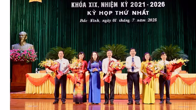 Bí thư Tỉnh ủy Bắc Ninh Nguyễn Văn Gấu tặng hoa chúc mừng lãnh đạo Hội đồng nhân dân Bắc Ninh mới.