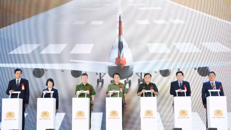 Bộ trưởng Công an Lương Tam Quang, lãnh đạo tỉnh Bắc Ninh và các đại biểu thực hiện nghi lễ khởi công Cảng hàng không Quốc tế Gia Bình.