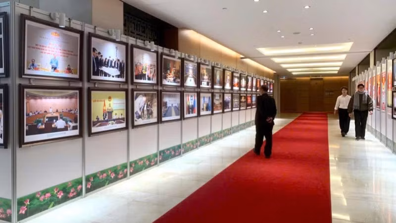 Không gian trưng bày tại triển lãm “Quốc hội Việt Nam-80 năm đồng hành cùng dân tộc”.