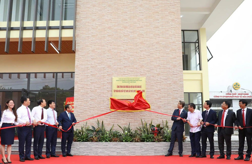 Các đại biểu kéo biển khánh thành công trình chào mừng Đại hội Đảng bộ Tập đoàn Hóa chất Việt Nam.