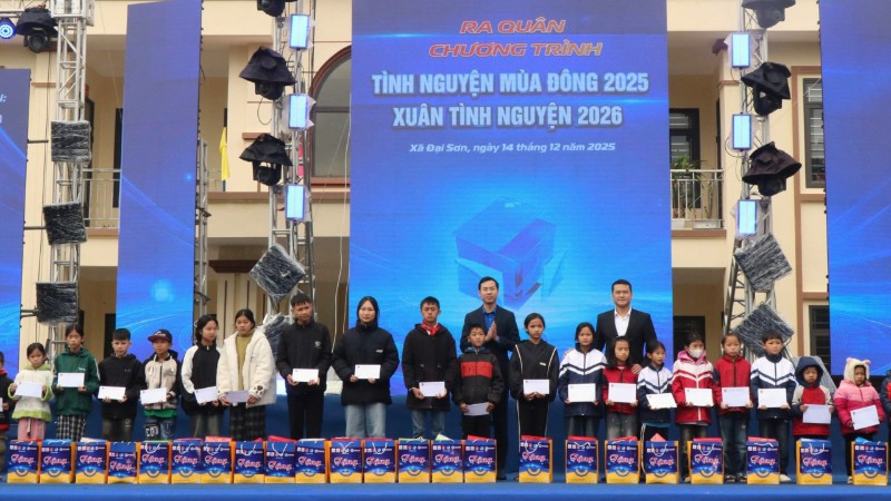 Nhiều phần quà thiết thực đã được Ban Tổ chức trao tặng tới các em nhỏ, học sinh vùng cao.