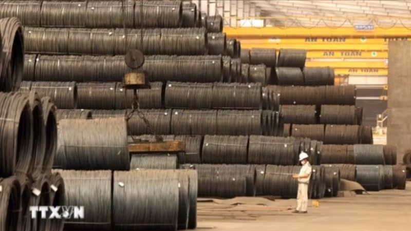 Trong năm 2024, sản lượng thép thành phẩm nhập khẩu vào Việt Nam đạt 17,7 triệu tấn, trong khi sản lượng xuất khẩu chỉ ở mức 12,6 triệu tấn. (Ảnh: Tuấn Anh/TTXVN)