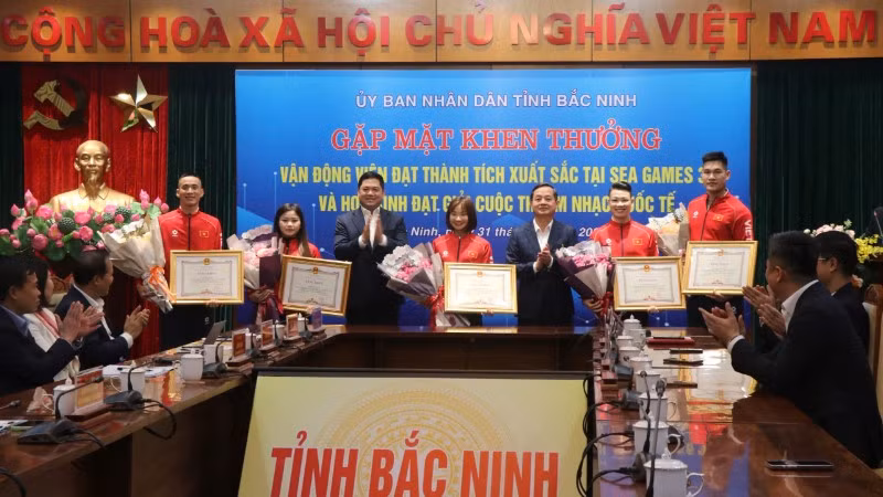 Lãnh đạo tỉnh Bắc Ninh chúc mừng các vận động viên đoạt thành tích xuất sắc.