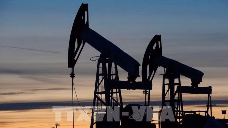 Lo ngại căng thẳng thương mại toàn cầu gia tăng kéo theo giá hai mặt hàng dầu thô giảm hơn 1%. (Ảnh minh họa: TTXVN)