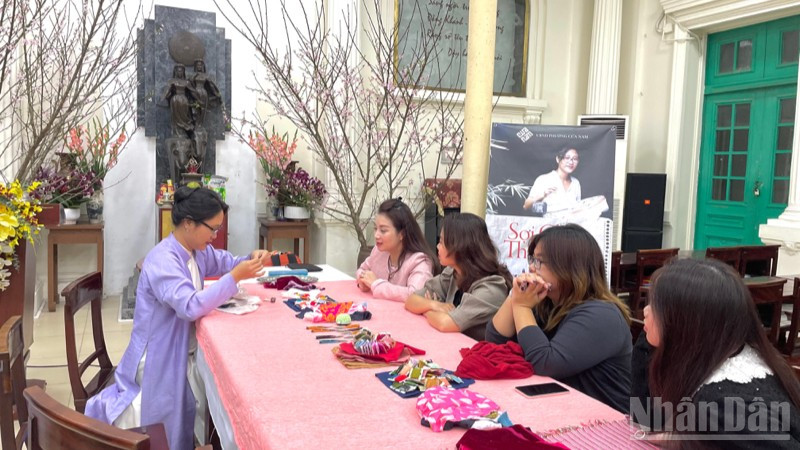 Không gian thực hành, trao đổi về kỹ thuật khâu vá "Sắc xuân mới cho tấm áo cũ”. 