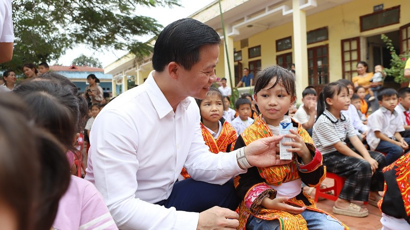 Chủ tịch Ủy ban nhân dân tỉnh Bắc Ninh Vương Quốc Tuấn tặng sữa các em học sinh tại trường Tiểu học Tuấn Đạo, xã Tuấn Đạo.