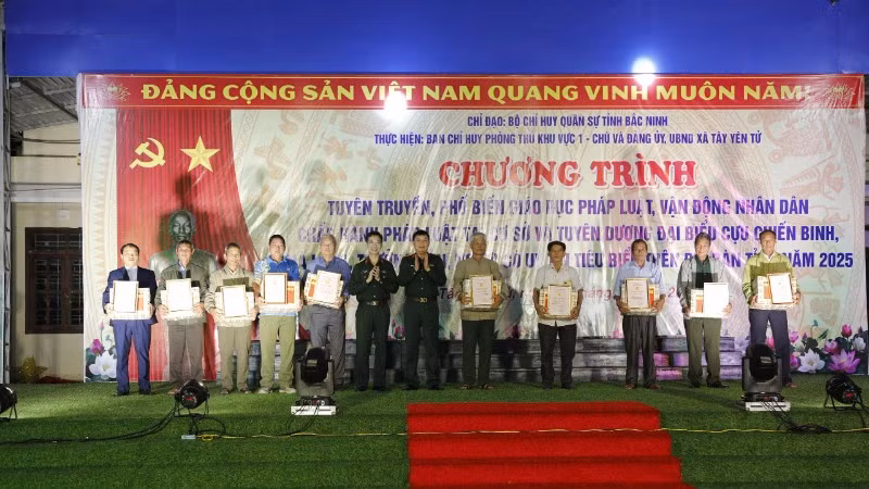 Bộ Chỉ huy Quân sự tỉnh trao giấy chứng nhận và tặng quà cựu chiến binh, già làng, trưởng bản, người có uy tín.