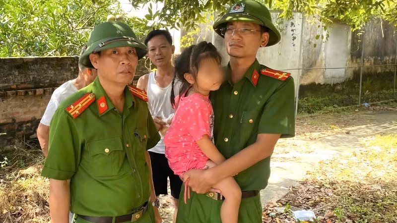 Lực lượng chức năng giải cứu bé gái thành công. (Ảnh: Công an xã Nghĩa Phương)