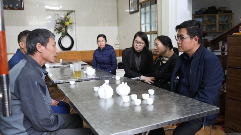 Lãnh đạo Ủy ban Mặt trận Tổ quốc tỉnh Bắc Ninh đến thăm hỏi, động viên gia đình nạn nhân vụ tai nạn giao thông nghiêm trọng xảy ra tại Lào Cai.