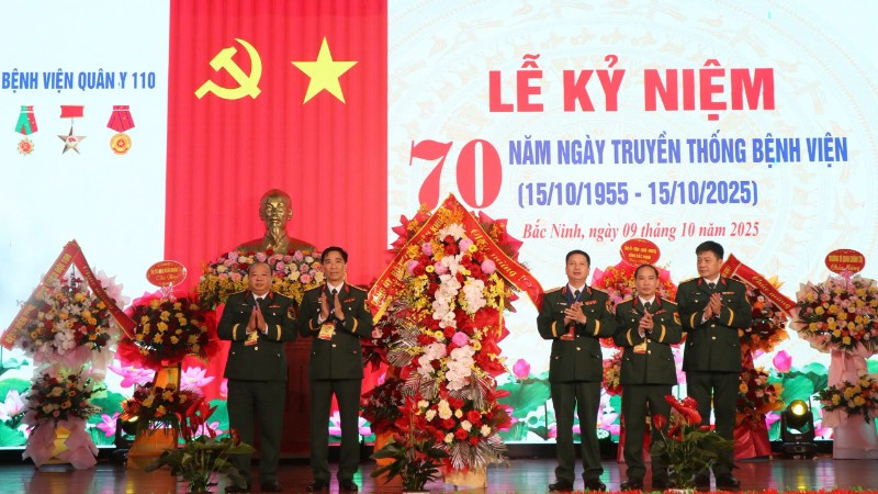 Lãnh đạo Quân khu 1 tặng hoa, chúc mừng tập thể, cán bộ Bệnh viện Quân y 110 nhân 70 năm Ngày truyền thống.