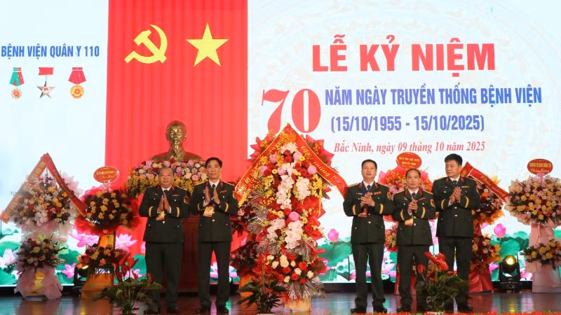 Lãnh đạo Quân khu 1 tặng hoa, chúc mừng tập thể, cán bộ Bệnh viện Quân y 110 nhân 70 năm Ngày truyền thống.