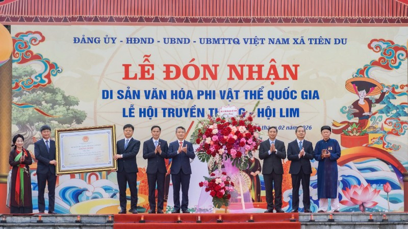 Lãnh đạo tỉnh Bắc Ninh trao chứng nhận, chúc mừng Đảng bộ, chính quyền và nhân dân hai xã Tiên Du và Liên Bão đón nhận Di sản văn hóa phi vật thể quốc gia đối với Lễ hội truyền thống-Hội Lim.