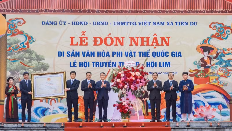Lãnh đạo tỉnh Bắc Ninh trao chứng nhận, chúc mừng Đảng bộ, chính quyền và nhân dân hai xã Tiên Du và Liên Bão đón nhận Di sản văn hóa phi vật thể quốc gia đối với Lễ hội truyền thống-Hội Lim.