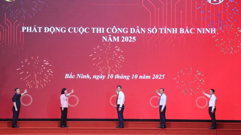 Các đại biểu bấm nút phát động Cuộc thi Công dân số tỉnh Bắc Ninh năm 2025.