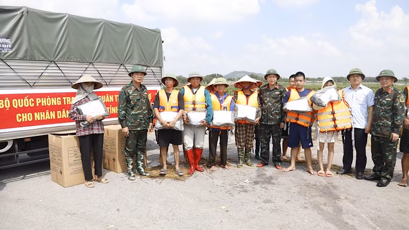 Đoàn công tác của Bộ Tư lệnh Quân khu 1 thăm, động viên, tặng quà nhân dân tổ dân phố Ngọc Trì, phường Đa Mai.