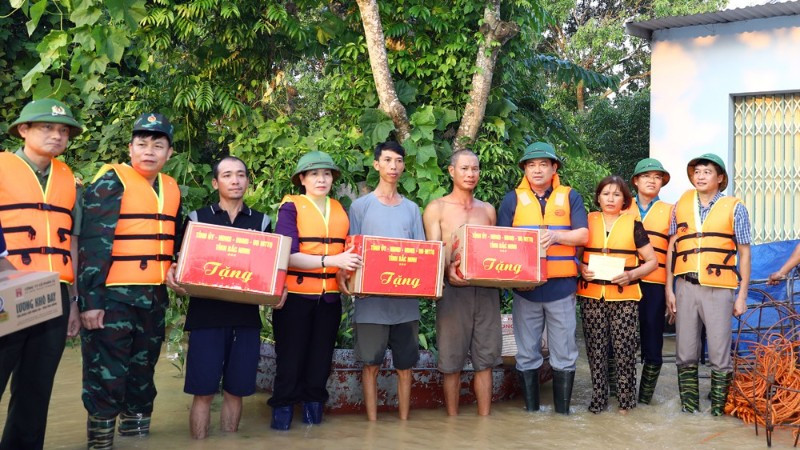 Bí thư Tỉnh ủy Bắc Ninh thăm, động viên người dân vùng lũ thôn Trường Thịnh, xã Kép.