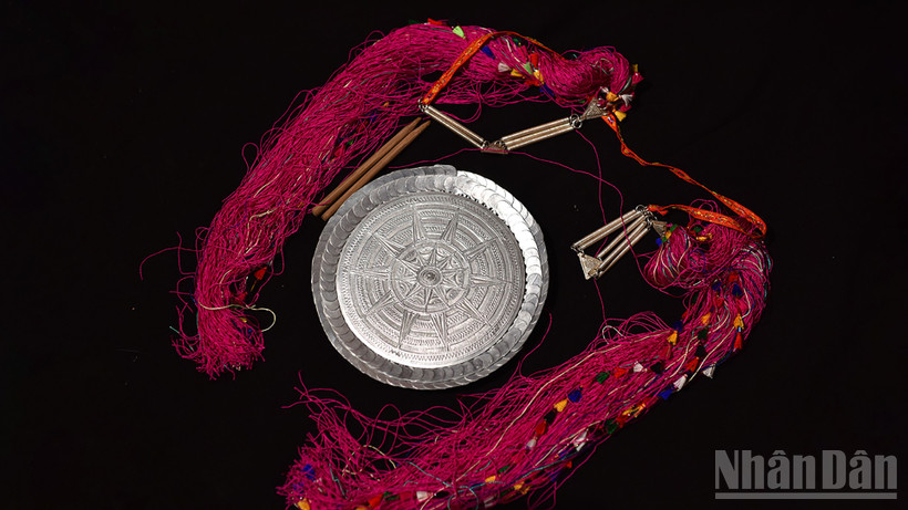 Đĩa bạc bên trong chiếc mũ truyền thống của phụ nữ Dao Tuyển. (Ảnh: ĐẶNG VŨ LINH)