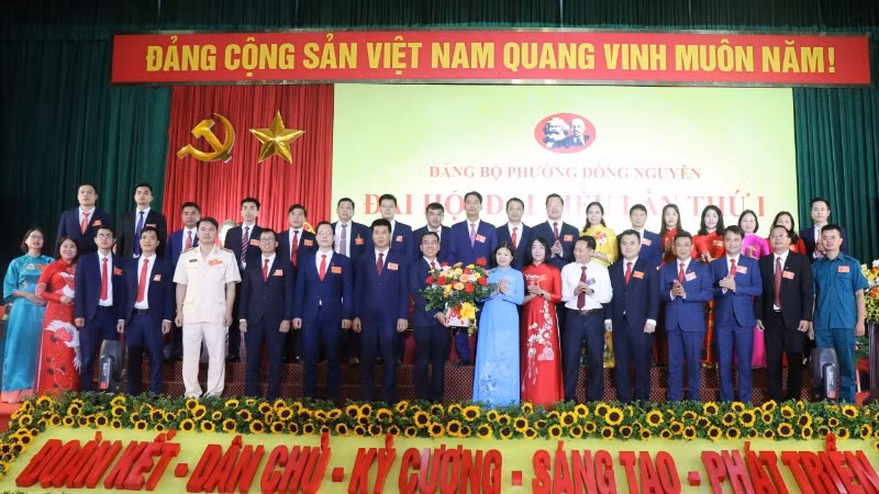 Phó Bí thư Tỉnh ủy Bắc Ninh Nguyễn Hương Giang chúc mừng Ban chấp hành Đảng bộ phường Đồng Nguyên nhiệm kỳ 2025-2030.