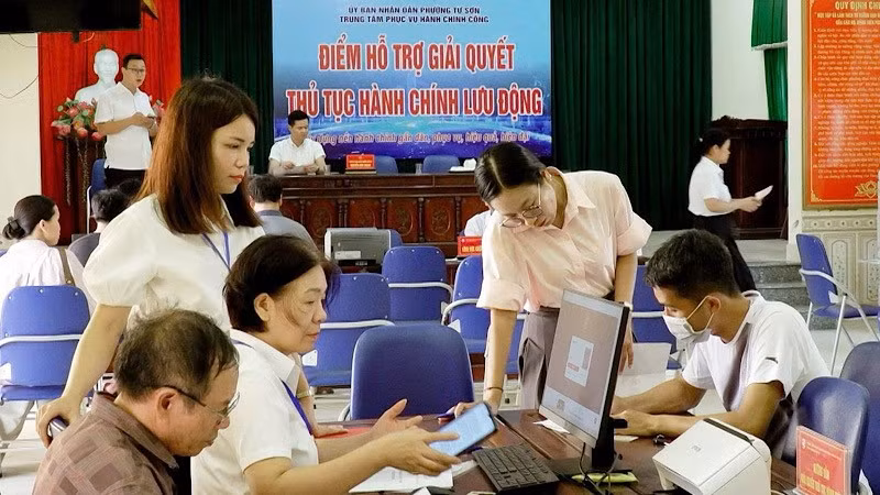 Phường Từ Sơn đã có sáng kiến thành lập Tổ công tác liên ngành để triển khai các "Điểm hỗ trợ giải quyết thủ tục hành chính lưu động".