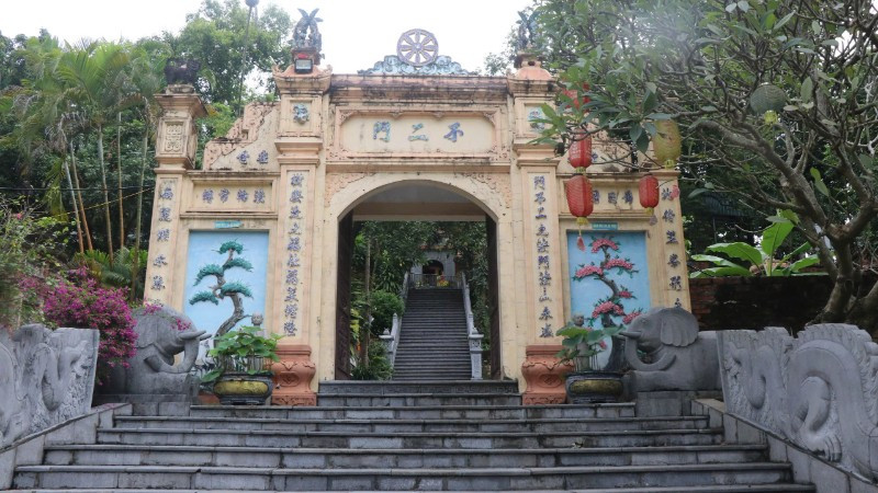 Cổng vào với những bậc đá dẫn lối đưa du khách đến với chùa Tiêu, Bắc Ninh.