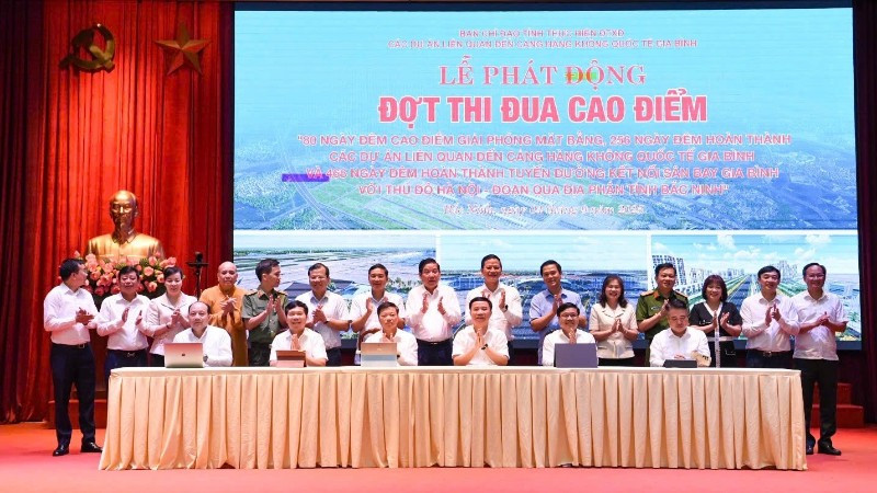 Các đơn vị ký cam kết thi đua bảo đảm tiến độ triển khai Dự án Cảng hàng không quốc tế Gia Bình theo đúng kế hoạch đề ra. 