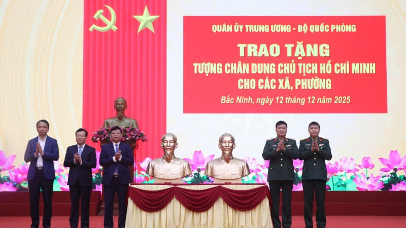 Bộ Tư lệnh Quân khu 1 phối hợp tỉnh Bắc Ninh tổ chức trao tặng Tượng chân dung Chủ tịch Hồ Chí Minh tới 99 xã, phường của tỉnh.
