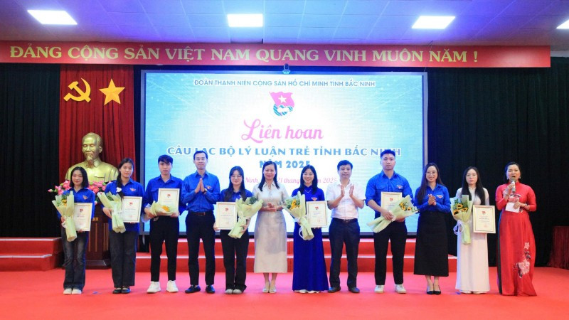 Ban tổ chức tặng hoa các đơn vị tham dự.