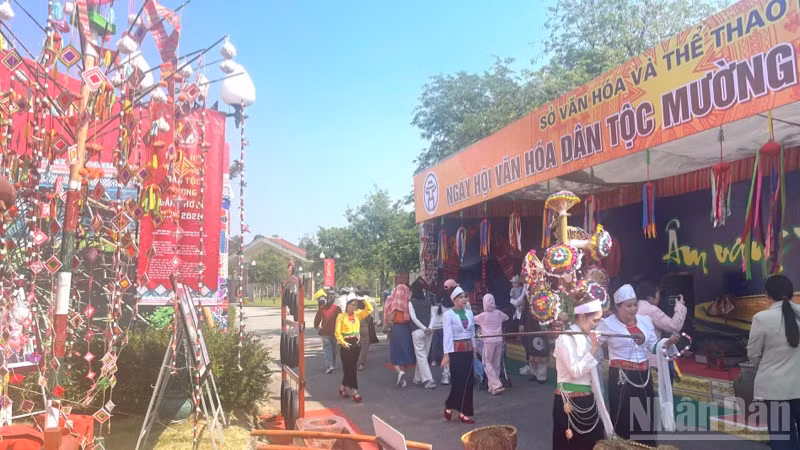 Không khí rộn ràng trong ngày khai mạc Ngày hội Văn hóa dân tộc Mường lần thứ 2. 