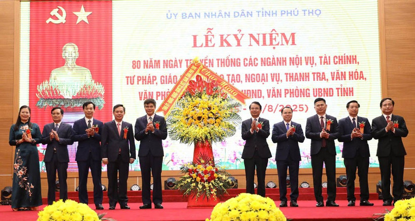 Bí thư Tỉnh ủy Phú Thọ Đặng Xuân Phong tặng hoa chúc mừng ngày truyền thống các ngành khối cơ quan Nhà nước tỉnh Phú Thọ.