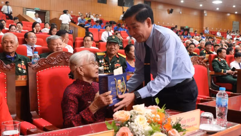 Đồng chí Nguyễn Văn Gấu, Bí thư Tỉnh ủy Bắc Ninh tặng quà, tri ân Mẹ Việt Nam Anh hùng tại buổi gặp mặt.