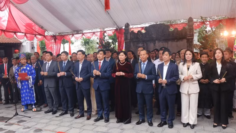 Các đại biểu dâng hương tại Văn Miếu-Bắc Ninh.