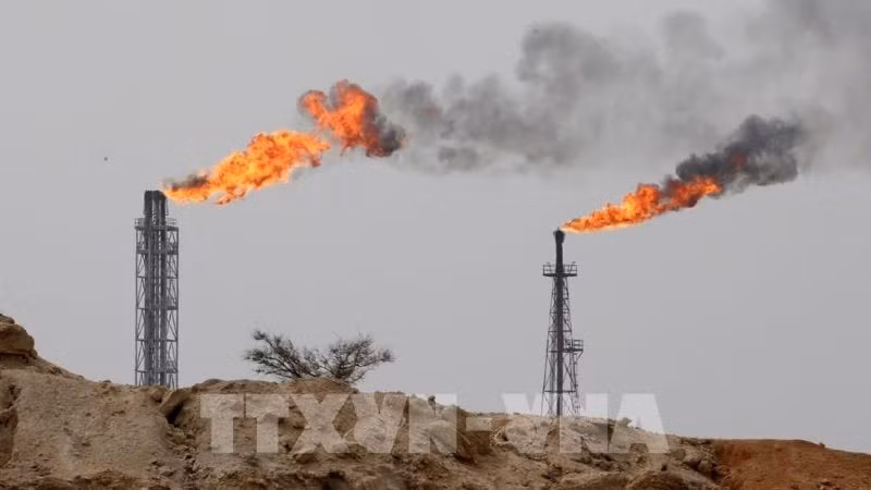 Giá dầu tiếp tục chịu áp lực khi mặt bằng lãi suất cơ bản tại Mỹ vẫn duy trì ở mức cao. (Ảnh: TTXVN)