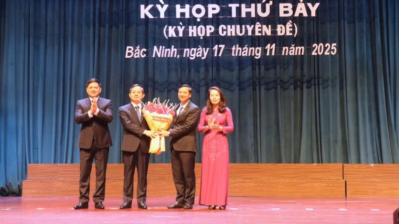 Thường trực Tỉnh ủy Bắc Ninh tặng hoa chúc mừng tân Chủ tịch Ủy ban nhân dân tỉnh Phạm Hoàng Sơn.